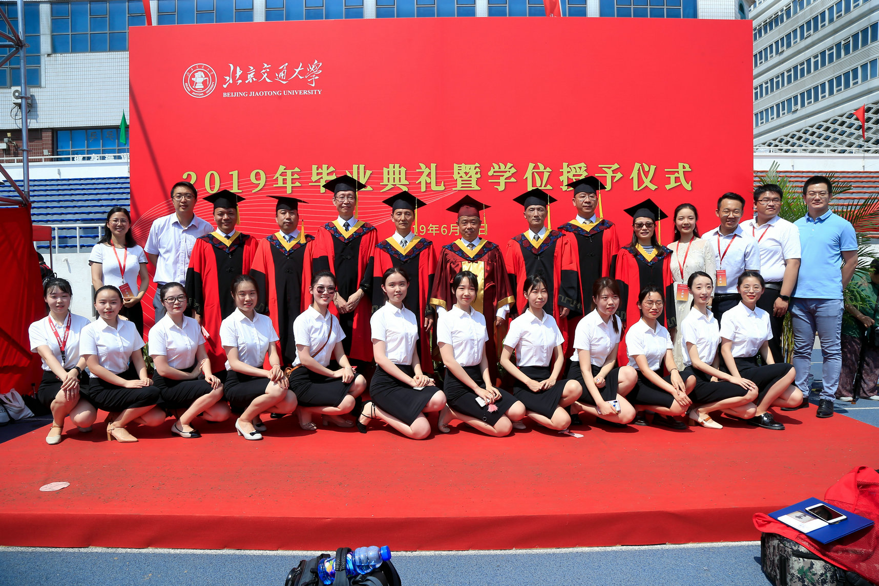 16-学位授予仪式工作人员合影.jpg 16-学位授予仪式工作人员合影.jpg